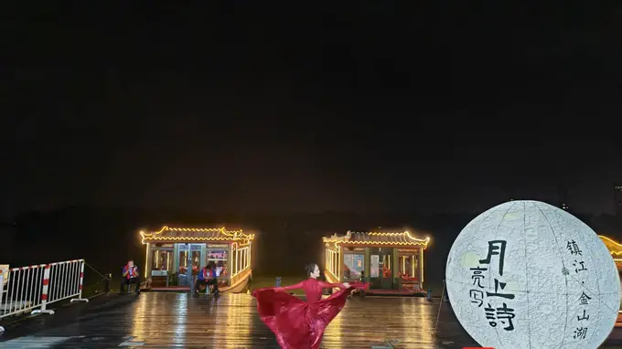 观苏超争霸乘金山湖画舫 镇江夜游新模式开启 江风灯火伴白蛇互动演艺