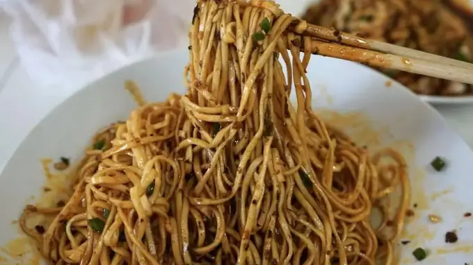 一口吃撑还不够 燃面蒜泥白肉双重鲜爽引爆味蕾