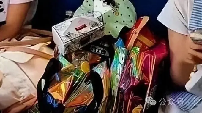 “两女孩买三张火车票占座放零食”当事人独家回应