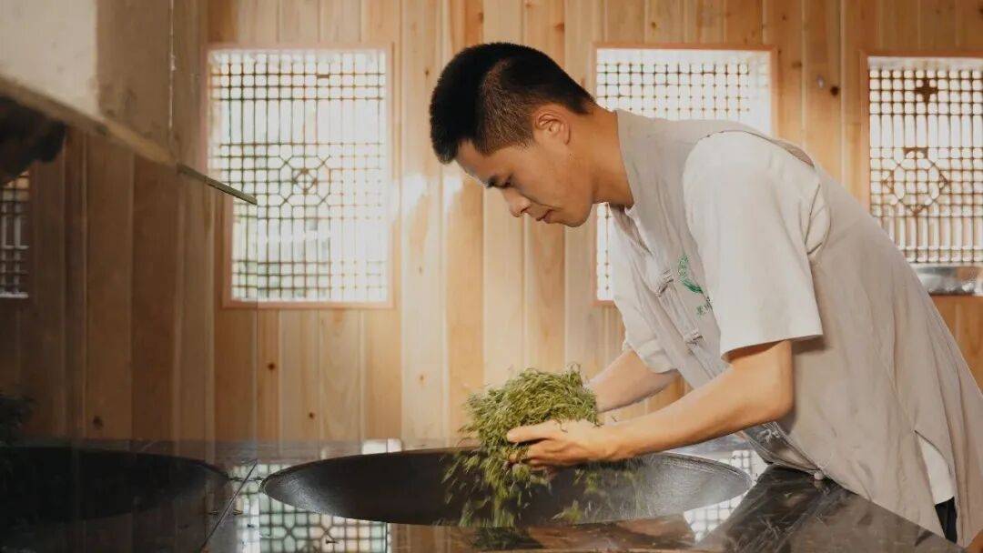 一锅茶，三代人：在铁锅与掌心之间，续写洪雅茶的非遗传奇