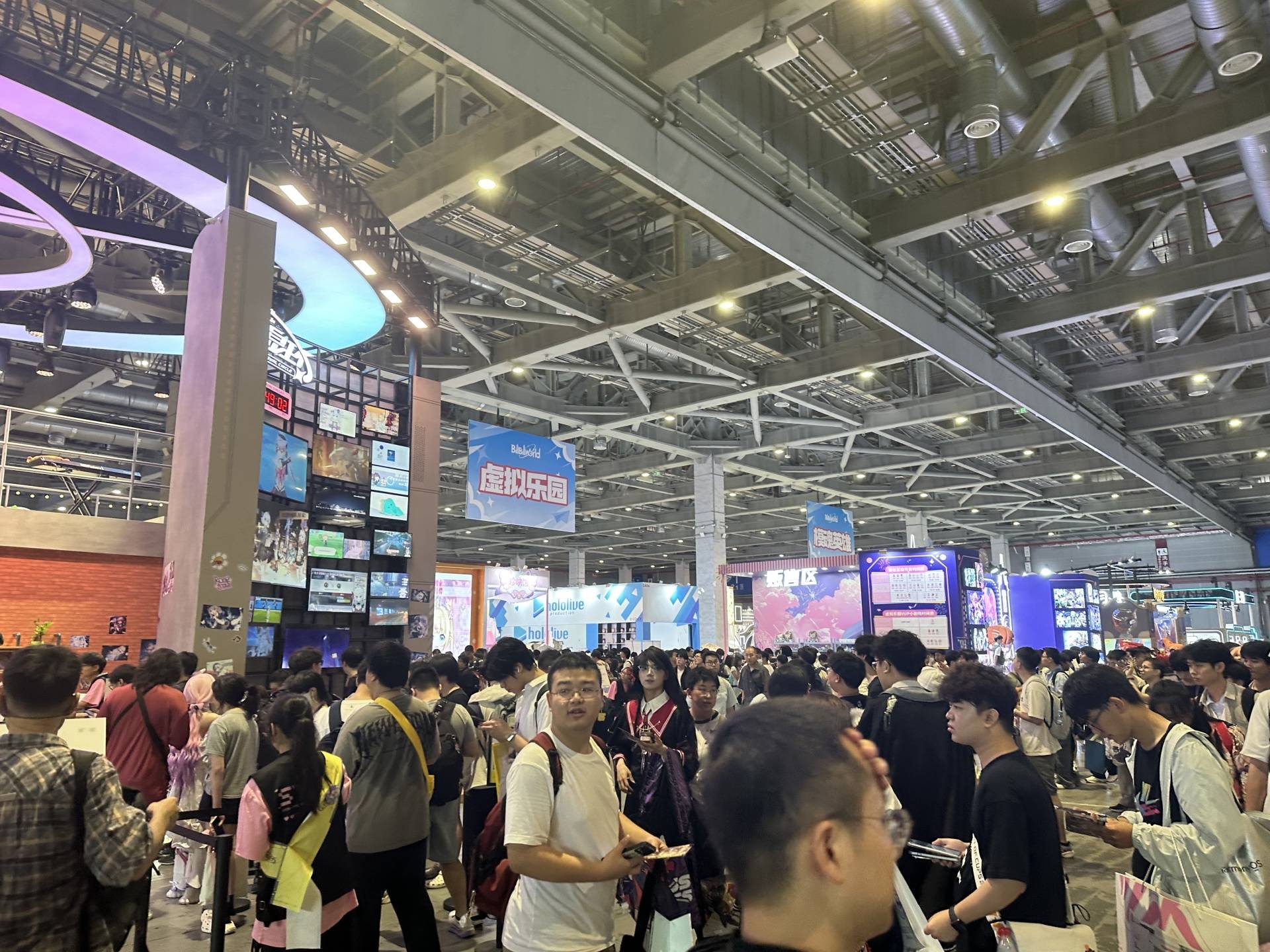 实探2026BW漫展｜《恋与深空》撤展后展位成摄影棚与寄存处 消费品换了一种方式来抢年轻人