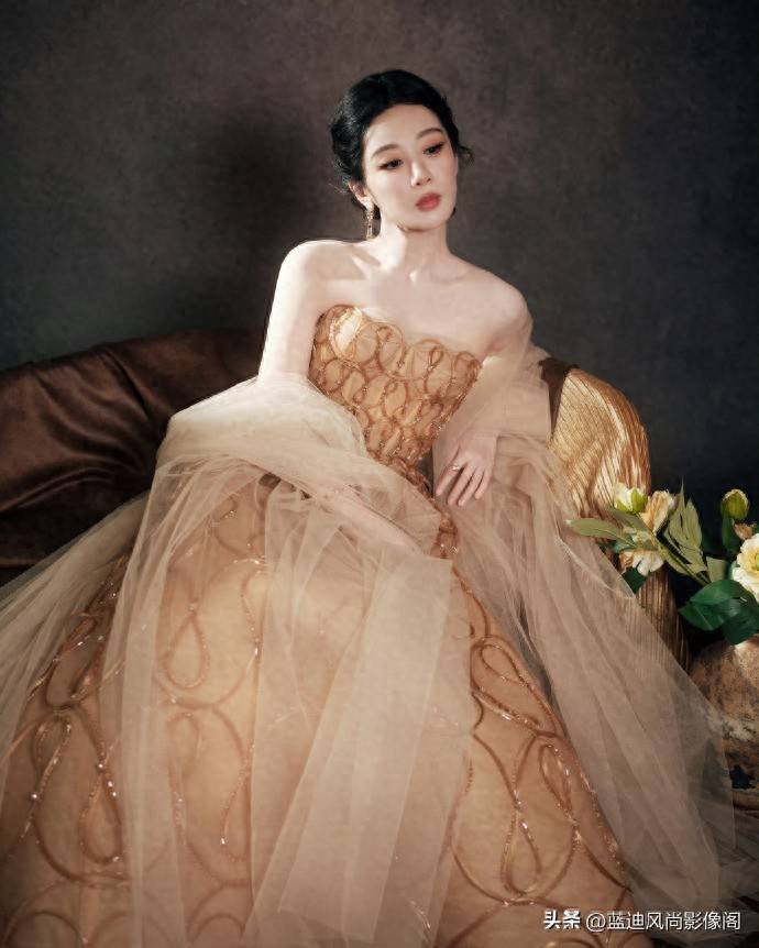 杨紫 春夏高定｜白玉兰视后首场亮相，鎏金纱裙尽显温婉雅致